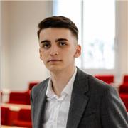 Élève sortant de classe préparatoire près à vous aider pour les maths